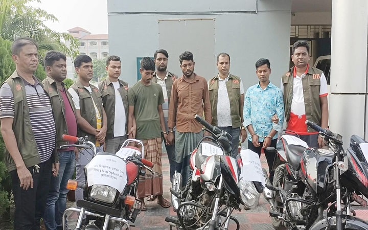 সাতক্ষীরায় ডাকাত দলের প্রধানসহ গ্রেপ্তার ৩