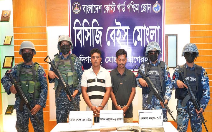 সুন্দরবনে অস্ত্র-গোলাবারুদসহ করিম বাহিনীর ২ সহযোগী আটক