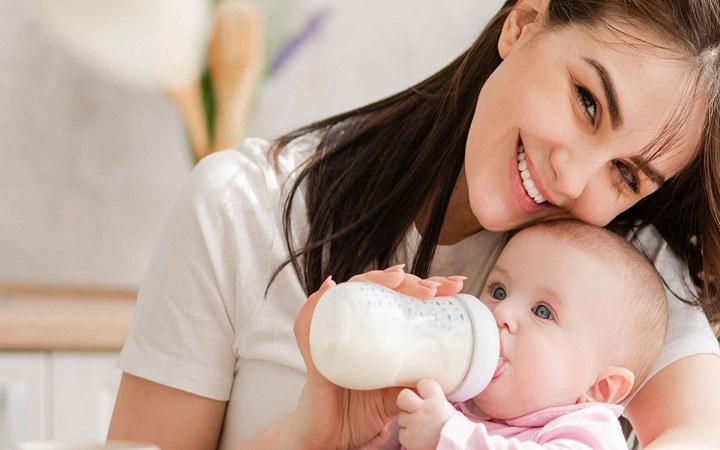 এক বছরের কম শিশুদের কেন গরুর দুধ খাওয়ানো উচিত নয়?