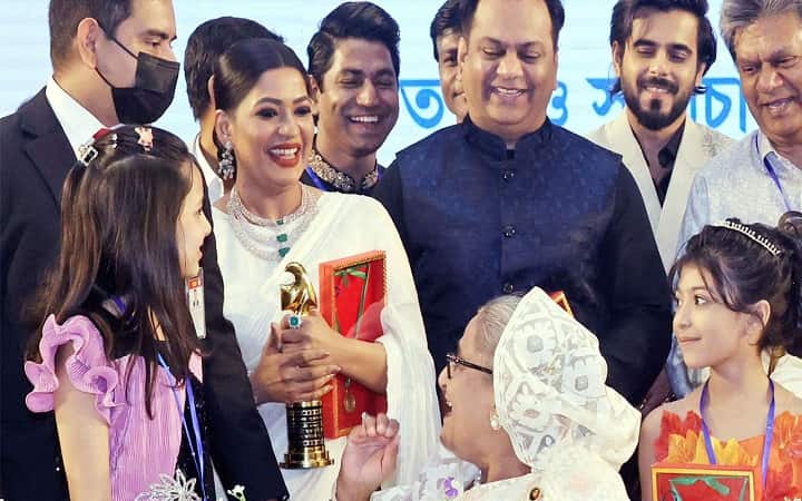 শেখ হাসিনার সঙ্গে ছবি প্রকাশ করে যা লিখলেন বাঁধন