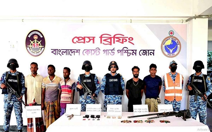 সুন্দরবনে অস্ত্রসহ ২ ডাকাত আটক, ৩ জেলে উদ্ধার