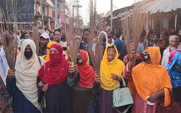 মোরেলগঞ্জে চেয়ারম্যানের বিরুদ্ধে ঝাড়ু মিছিল