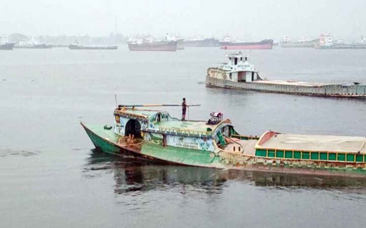 মোহনগঞ্জে বালুবাহী নৌকা ডুবে দুই শ্রমিক নিখোঁজ