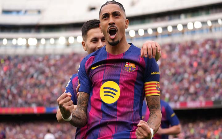 রাফিনিয়ার হ্যাটট্রিকে সেভিয়াকে বিধ্বস্ত করল বার্সেলোনা