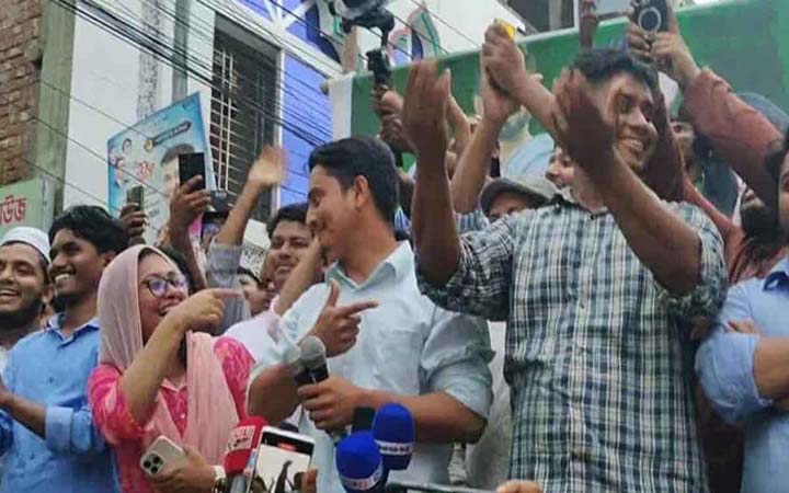 ‘দুলাভাই’ স্লোগানে মুখরিত এনসিপির মঞ্চ, উৎসাহ দিলেন হাসনাত