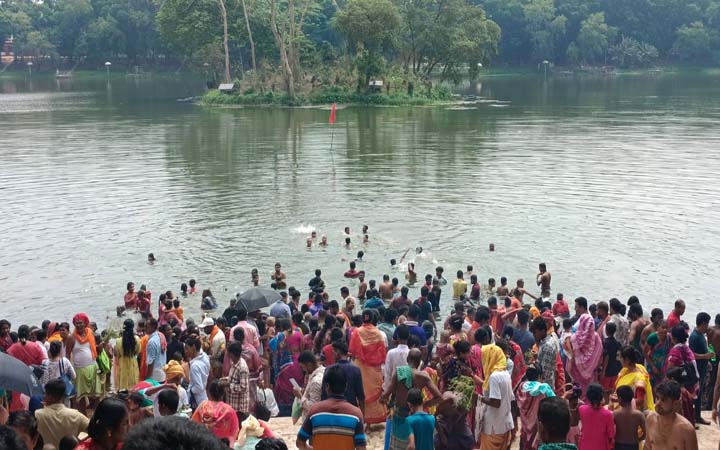 বরিশালের ঐতিহ্যবাহী দুর্গাসাগরে স্নানোৎসব অনুষ্ঠিত