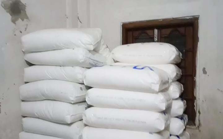 বরিশালে ৭৬০ কেজি নিষিদ্ধ পলিথিন ও ৩ টন কাচামাল জব্দ