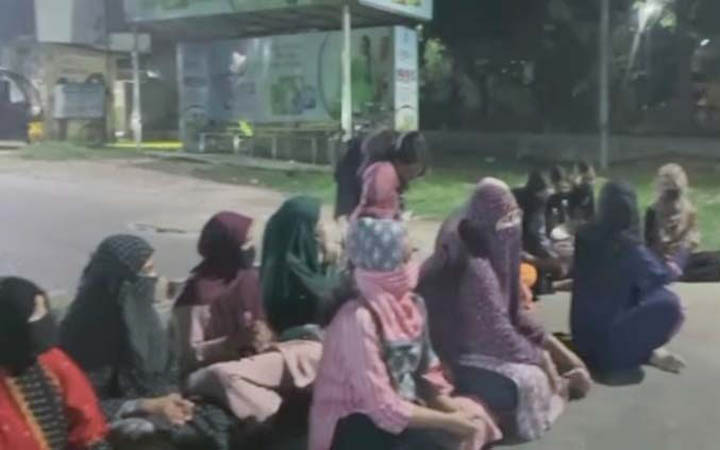 বাকৃবিতে সিঙ্গেল সিটের দাবিতে সড়ক অবরোধ করে ছাত্রীদের বিক্ষোভ