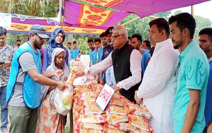 সুজানগরে দশ টাকা ও বেড়ায় দুই টাকায় মিললো ঈদের কাপড় ও ঈদ সামগ্রী