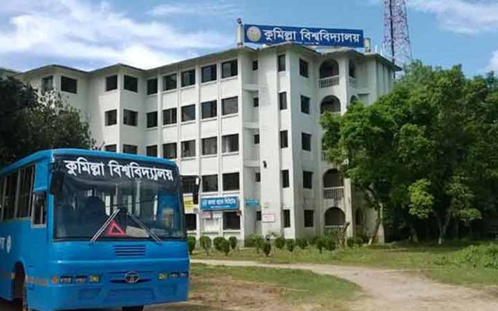 দুর্ঘটনায় কুবির এম্বুল্যান্স,আহত ১