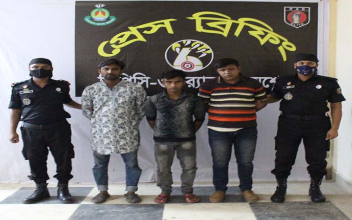 যশোরে ছিনতাইয়ের প্রস্তুতি কালে অস্ত্র গুলিসহ তিন জন আটক