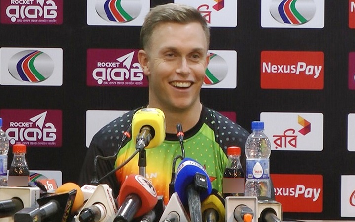 ইংল্যান্ড ছেড়ে জিম্বাবুয়ের জার্সিতে, যা বলছেন কারান