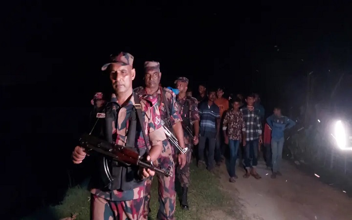 পুশইন ঠেকাতে ঠাকুরগাঁও সীমান্তে বিজিবির সঙ্গে পাহারায় গ্রামবাসী