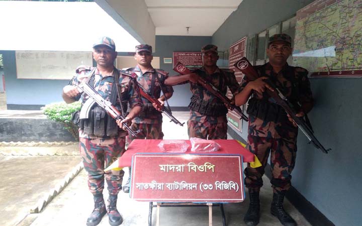 সাতক্ষীরা সীমান্তে ভারতীয় মদসহ সাড়ে সাত লাখ টাকার চোরাচালান পণ্য জব্দ