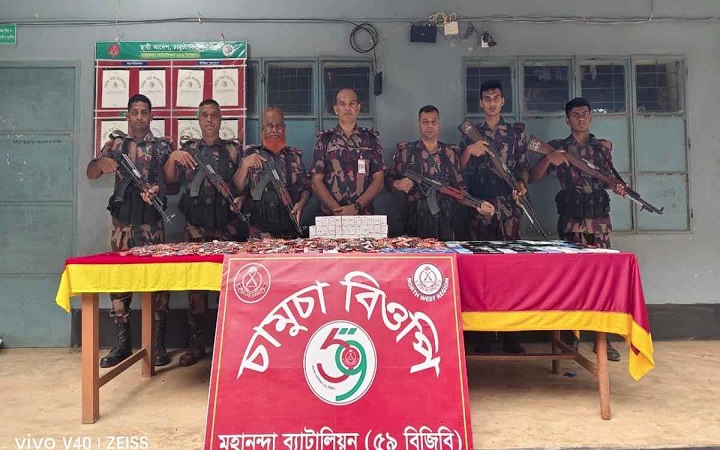 চাঁপাইনবাবগঞ্জ সীমান্তে বিপুল পরিমাণ ভারতীয় মোবাইল ও মাদক উদ্ধার