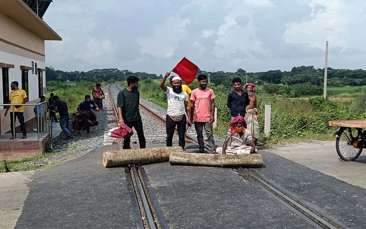 ভাঙ্গায় তৃতীয় দিনের আন্দোলনে স্থবির সড়ক ও রেলপথ