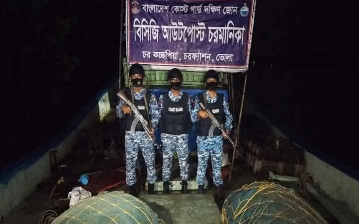 ভোলায় ভারতীয় অবৈধ আর্টিসানাল ট্রলিংবোট ও জাল জব্দ