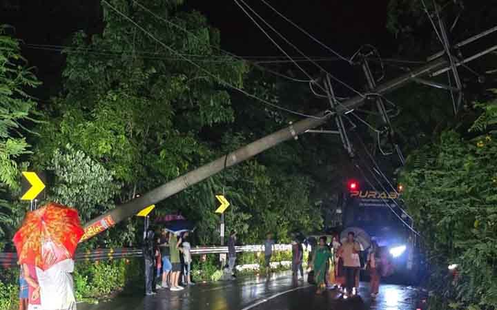 ভারি বর্ষণে খুঁটি ভেঙে বান্দরবানে বিদ্যুৎ সরবরাহ বন্ধ