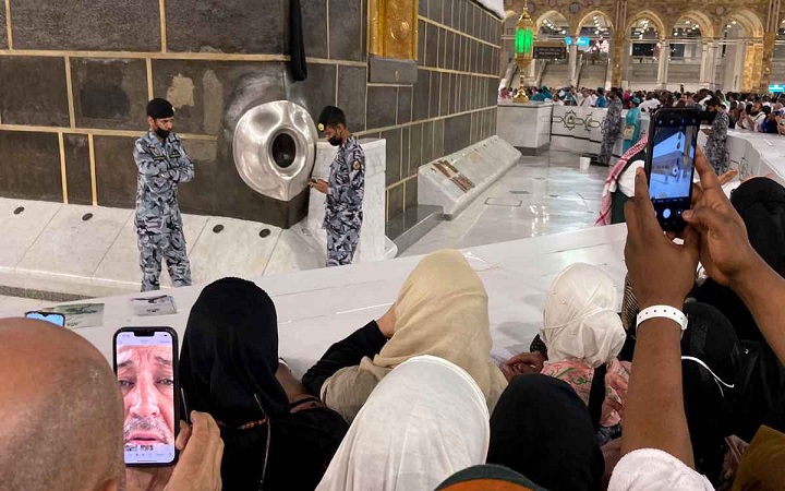 হাজরে আসওয়াদকে ইশারায় চুম্বনের নিয়ম