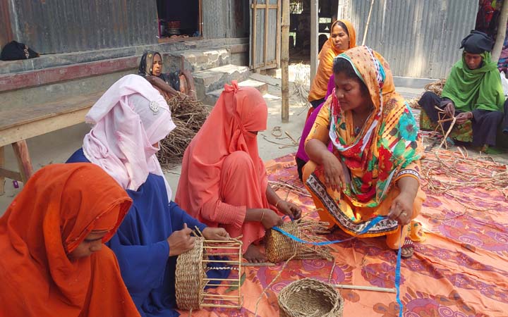 পাবনার কচুরিপানা থেকে নজরকাড়া হস্তশিল্পের পণ্য রপ্তানি
