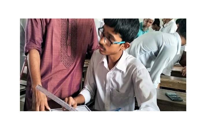 দোয়া চেয়ে পরীক্ষার হলে, ফিরে মায়ের জানাজায় ছেলে