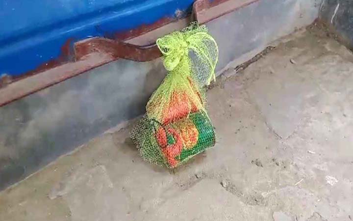 মুদি দোকানের শাটারে ঝোলানো বোমাসদৃশ বস্তু, এলাকায় আতঙ্ক