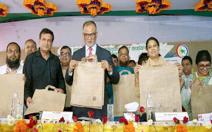 বাজারে ছাড়া হচ্ছে পাটের ব্যাগ, ‘সাশ্রয়ী মূল্য’ ঠিক করে দিলো সরকার
