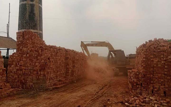 পরিবেশ দূষণের দায়ে ২ ইটভাটা গুঁড়িয়ে দিয়েছে প্রশাসন