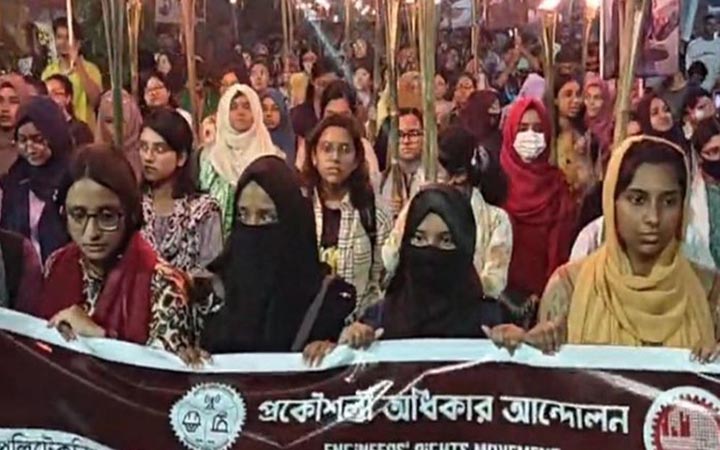 পুলিশি হামলার প্রতিবাদে বুয়েটে মশাল মিছিল