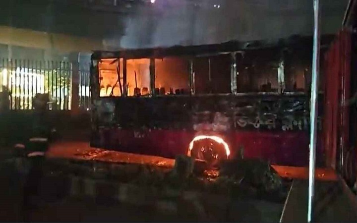 রাজধানীর রামপুরায় যাত্রীবাহী বাসে আগুন