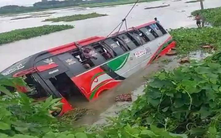 গোপালগঞ্জে যাত্রীবাহী বাস পানিতে, নিখোঁজ এক