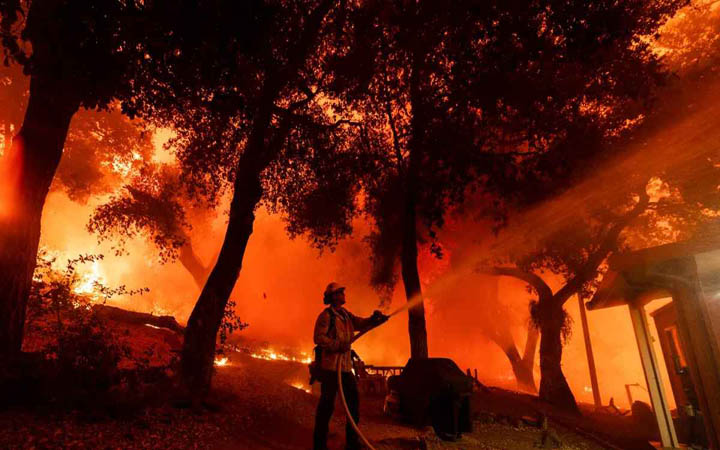 দাবানল আরও ভয়াবহ হওয়ার শঙ্কা, হুমকিতে গোটা লস অ্যাঞ্জেলেস