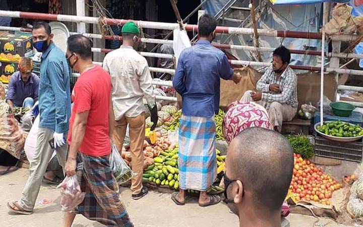পাবনায় ঢিলেঢালা জীবনযাপনে বাড়ছে করোনা সংক্রমণ