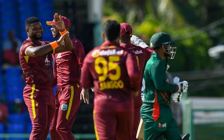 ব্যাটারদের আসা-যাওয়ার মিছিলে মহাবিপর্যয়