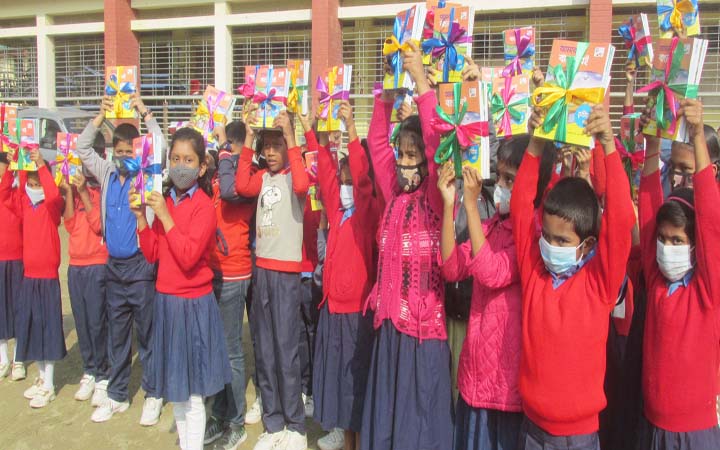 বছরের প্রথম দিনে ময়মনসিংহে শিক্ষার্থীদের হাতে নতুন বই