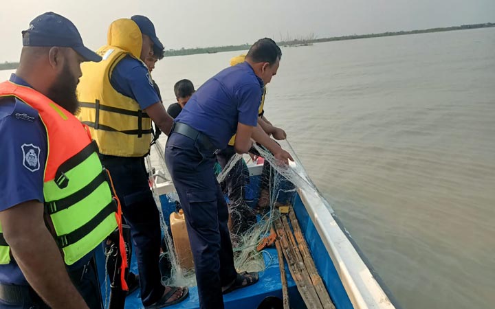 নিষেধাজ্ঞা অমান্য করে ইলিশ শিকার, ৫৫ জেলে আটক