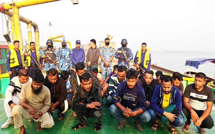 মেঘনায় বালু উত্তোলনকালে ড্রেজার-বাল্কহেডসহ আটক ২৮