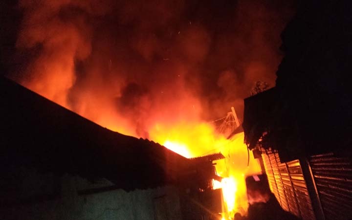 চাঁদপুরে আগুনে পুড়ল ১৫ দোকান, কোটি টাকার ক্ষয়ক্ষতি