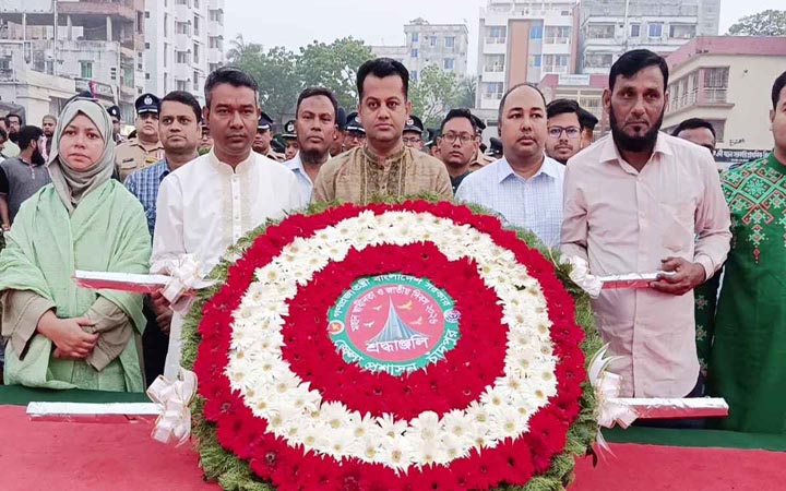 চাঁদপুরে শহীদদের প্রতি সর্বস্তরের মানুষের শ্রদ্ধা নিবেদন