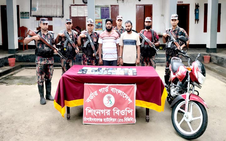 চাঁপাইনবাবগঞ্জে ৪২টি ভারতীয় মোবাইলসহ আটক ২