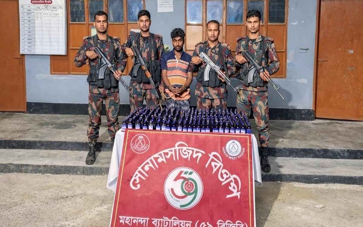 চাঁপাইনবাবগঞ্জ সীমান্তে মাদকসহ ১ যুবক আটক