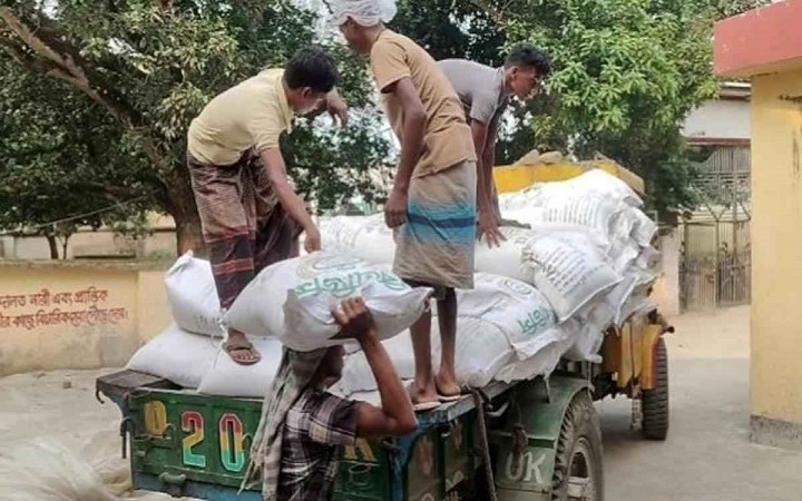 চাঁপাইনবাবগঞ্জে ১৬৯ বস্তা রাসায়নিক সার জব্দ