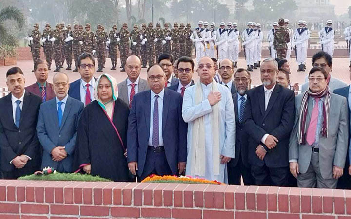 স্মৃতিসৌধে বীর শহীদদের প্রতি প্রধান বিচারপতির শ্রদ্ধা