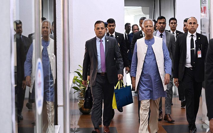 যুক্তরাজ্য সফর শেষে দেশে ফিরলেন প্রধান উপদেষ্টা