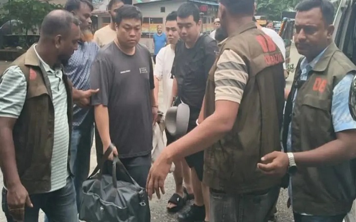 কক্সবাজারে দুই হাজার আইফোনসহ ৬ চীনা নাগরিক গ্রেপ্তার