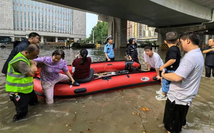 চীনের গানসু প্রদেশে আকস্মিক বন্যায় ১০ জন নিহত, নিখোঁজ ৩৩