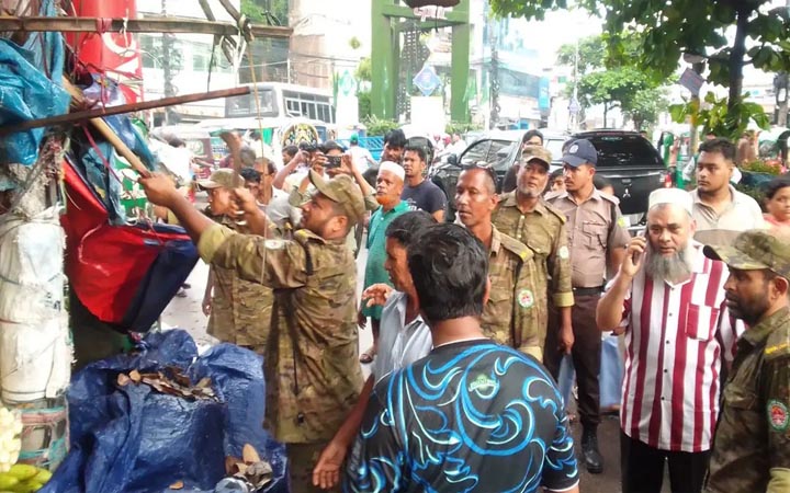 চসিকের অভিযানে শতাধিক অবৈধ দোকান উচ্ছেদ ও জরিমানা