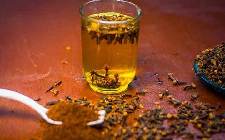 রাতে ঘুমানোর আগে লবঙ্গ ভেজানো পানি খেলে কী হয়?