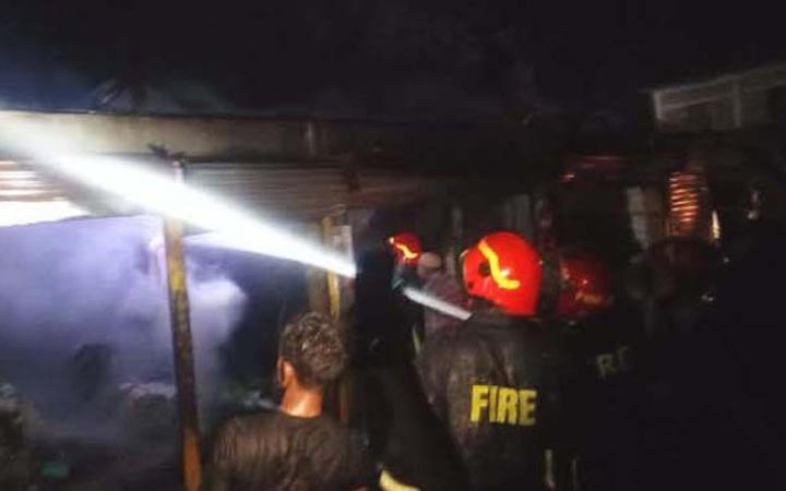 কুমিল্লায় সিলিন্ডার বিস্ফোরণে ১৪ দোকান পুড়ে ছাই