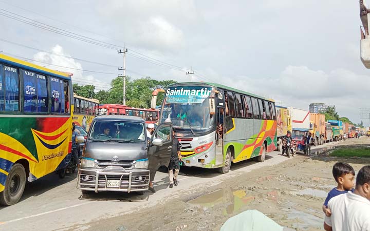 দীর্ঘ ২০ কিলোমিটার যানজট ঢাকা-চট্টগ্রাম মহাসড়কে